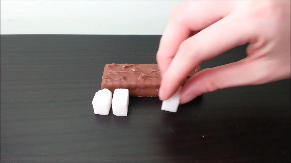 Zuckerwürfel in einem Schokoriegel